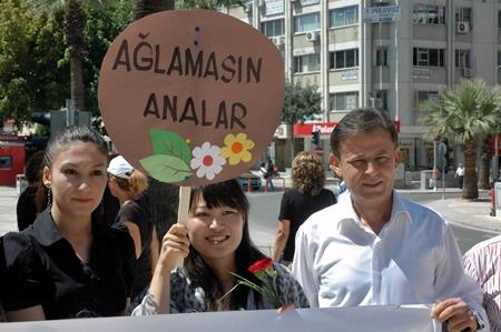 Millet rahatlamtr. Milletimiz, zm sreci ortaya ktndan itibaren bu cesaretli siyasi admdan itibaren, Sayn Babakann da siyasal gcn burada deerlendirerek bu sorunun zlebilceine, artk Trkiye'nin yllarca kar karya kald ve lkemizdeki insanlarmzn kardeliini, diyaloglar engelleyici bu durumu ortadan kaldrabileceine kanaat getirmitir."