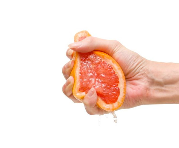 <p>KIRMIZI RENGN FAYDASI</p>  <p>  Greyfurda krmz rengi veren pigment laykopen doadaki en gl antioksidanlardan biridir. Haliyle de kansere kar iyi bir savunma mekanizmas iin fayda salar.  </p>  <p>  Laykopen ayn zamanda LDL kolesterol dediimiz kt huylu kolesterol orann drr, kalp damar hastal, prostat ve meme kanserinde koruyucu etki gsterir.</p>