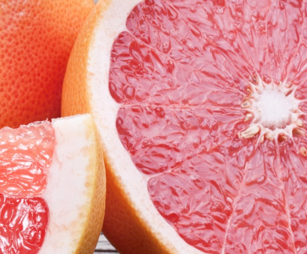 <p>POSASI DA KIYMETL</p>  <p>Greyfurt ayrca youn ve kaliteli posa ierir. Dolaysyla tam olarak greyfurt yediinizde, maksimum fayda salar. Greyfurtta bulunan posa eidi pektin kvam oluturur, su ve iyon balar pelteletirir ve barsan almasn ynlendirir.</p>  <p>  Pektin ayrca ekerin emilimini geciktirdii iin eker hastalarnn kan ekerini dengelemelerinde pozitif etki gsterir. Pektin, kolesterol ve safra asitlerini balar, kolesteroln emilimini azaltr, safra ta oluumunu engeller.</p>