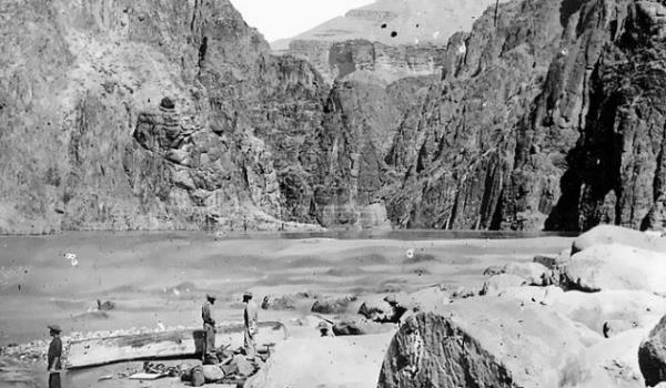 &#8220;Bu hibir getirisi olmayan yere ilk seferi biz gerekletirdik. Hi phesiz bu ayn zamanda buraya gerekletirilmi son sefer de olacak.&#8217;&#8217; Joseph Ives, botanist ve kaif, Byk Kanyon&#8217;a (Grand Canyon) keif gezisinden sonra, 1861