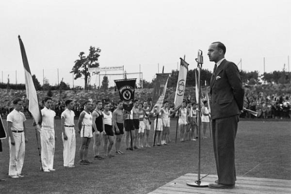 &#8220;alma hayatna girip beyinlerini youn kullanmaya balamalar sonucunda yeni an kadn da kel olacak&#8217;&#8217; Berlin niversitesi profesr Hans Friedenthal&#8217;n kadnlarn almaya balamasyla yaanacak deiimlerle ilgili tahminleri, 1914