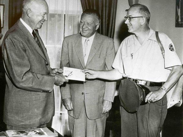 &#8216;&#8217;nsanolu Ay&#8217;a ayak basmadan nce, mektuplarnzn New York&#8217;tan Avustralya&#8217;ya gdml fzelerle 1 saatte ulatrlabildii gnler yaayacaz. Roket-postann eiine gelmi bulunuyoruz.&#8217;&#8217; Arthur Summerfield (ortada), ABD Posta Mdr, 1959