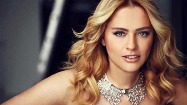 nl sanat Reyhan Karaca'nn okul yllarndan paylat fotoraf artt. Karaca, Akn Nur Yengi'nin de bulunduu fotorafn altna u yorumu yazd.