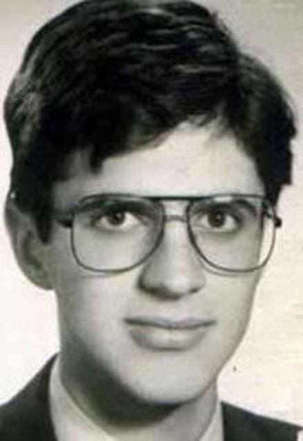 Teoman renciyken bir dnem gzlk kullanm.