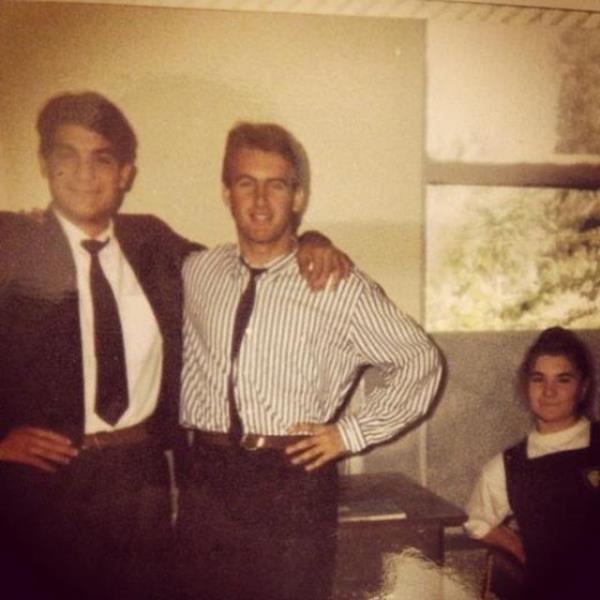 Blent nal, lise yllarna ait fotoraf Instagram sayfasnda yaynlad. nal altna "1990 Suphi Koyuncuolu Lisesi. Kendimizi yakkl zannettiimiz yllar :)) Mustafa Dirik ve Glay Altunsu:)" notunu dt.