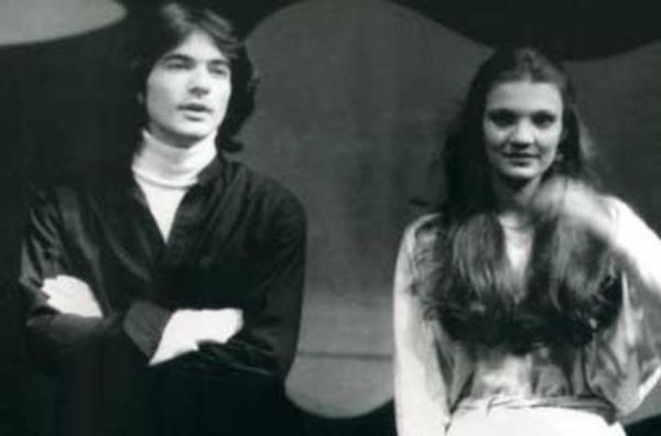 Bu siyah- beyaz fotoraftakiler Mehmet Ali Erbil ile Derya Baykal. kili konservatuar yllarndan bu yana arkada.