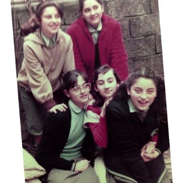 Ya 11...Konservatuar yllarmn ilk fotosu bu sanrm.Yeni grdm ben de...ok houma gitti. Ben ve mrlk arkadalarmdan ehnaz,Funda,Serap,Akn tenefste:) Gzlklerimle bir btnm o zamanlar:))