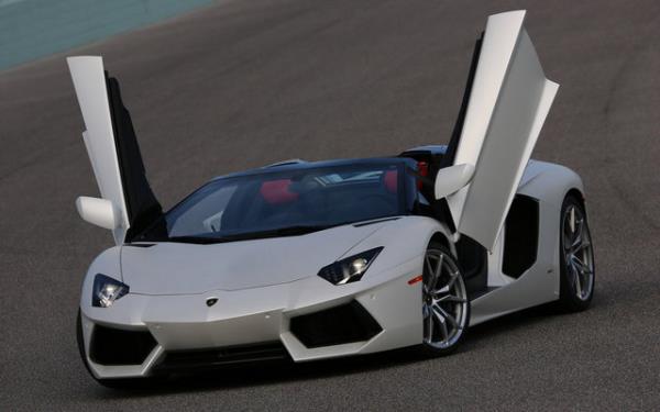 Danimarka'da yaayan yrme engelli Sabit Tfeki, belediyeden her ay ald 10500 euro para ile kardeine Lamborghini alal 2 yl oldu.