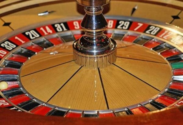 stanbul polisi, Kathane'de yeni alan kumarhaneye, "hayrl olsun" adn verdii baskn dzenleyeli 4 yl oldu.