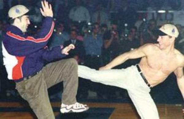 Baclar Olimpik Tesisleri'nin aln yapmak iin Trkiye'ye gelen Van Damme, patlayan her flata ayayla havay tekmeyeli 13 yl oldu.