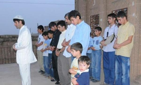 Mardin'in Midyat lesi'ne bal Mercimekli Ky'nde Michael Jackson iin gyabi cenaze namaz klnp kylye helva datlal 5 yl oldu.