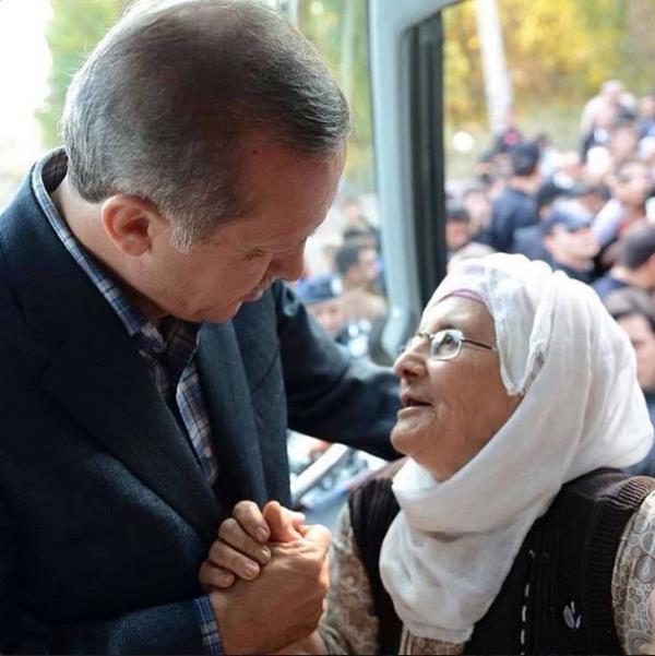 Yal teyze hayr duas ediyor