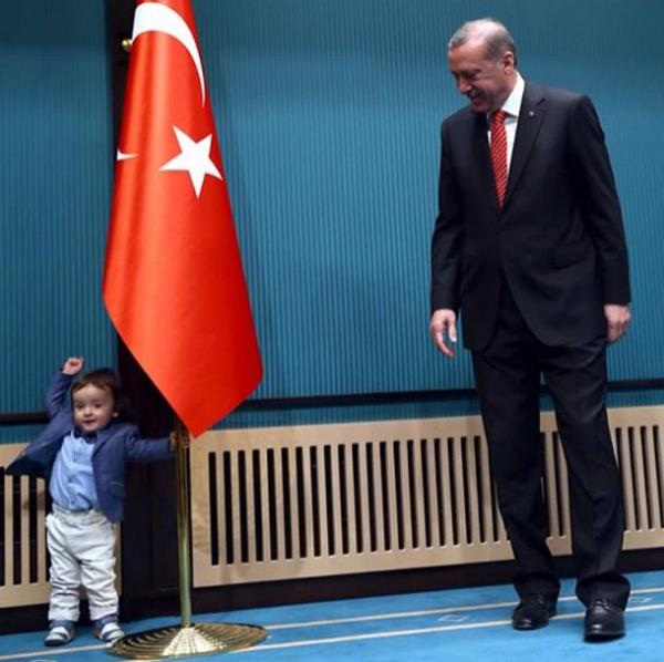 Ufak bir ocukla saklamba oynamas