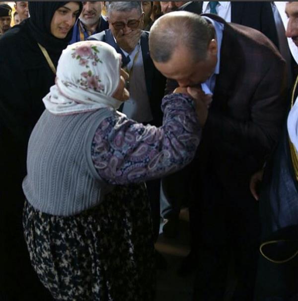 Yal bir teyzenin elini pmesi