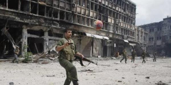 7- Suriye  <br>  Suriye'nin savunma btesi 1.9 milyar dolar. 2011'de i sava balamadan 220 bin aktif personeli vard. 4 bin 950 tanka ve 473 sava uana sahip.