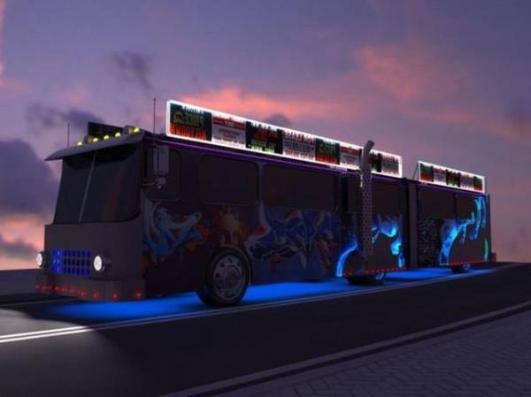 Duvarlara ekranlar ve DJ iin zel bir alan oluturulup ses sistemi yerletirildi.