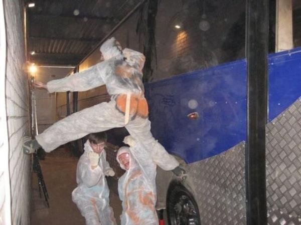 Bar ksm iin yksek sandalyeler ve gz alc spotlar koyuldu.