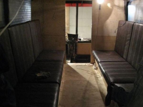 Mterilerine rahat bir ortam sunabilmek iin otobssn i dizayn yumuak deri kanepeler ile dendi.