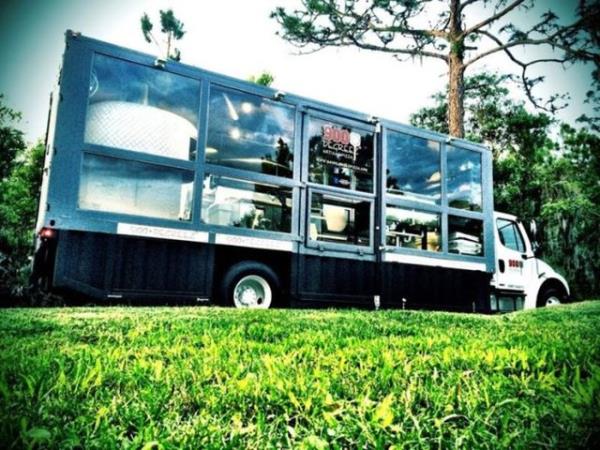 Bu pizza dkkan mteriler tarafndan byk ilgi gryor.