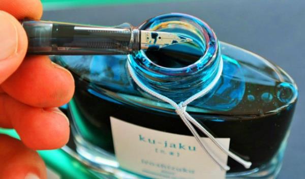 Siyah yerine mavi!  <br>  alrken mavi mrekkepli bir kalem kullanmay deneyin; mavi mrekkeple yazlan yazlar siyah mrekkeple yazlanlara oranla daha kolay anmsayabilirsiniz...