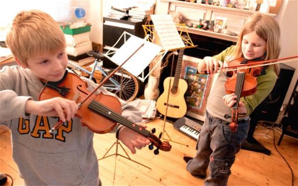 Mzik akln da gdasdr<br>    Bir enstrman almak IQ deerinizi en az 5 puan artryor, kk yalarda balanan almalar ise analitik dnce asndan olduka etkili...