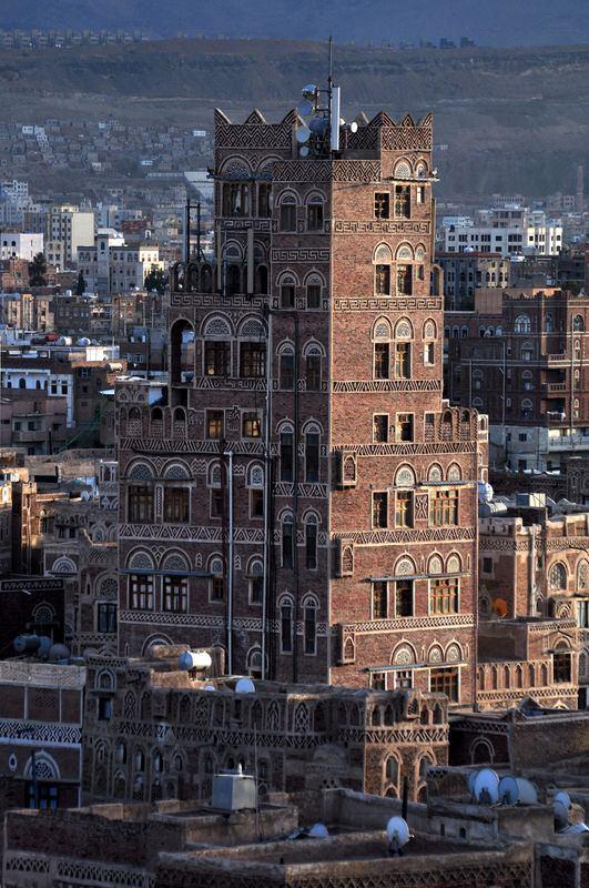 Tarihi ehir bir ''site ehri'' grnm andrrken, ehri evreleyen surlar Sultan 2. Abdlhamid tarafndan restore edildii ekli varln koruyor. Surlar iindeki ''Zamann gkdelenleri'' grnmndeki 8-9 katl binalar, tamamen kerpiten yaplm olmalaryla dikkati ekiyor.