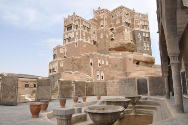 Hazreti Nuh'un olu Sam tarafndan kurulan Sana ehri, u an surlar iindeki Bab'l Yemen (Yemen kaps) ad verilen blgeden oluuyor.