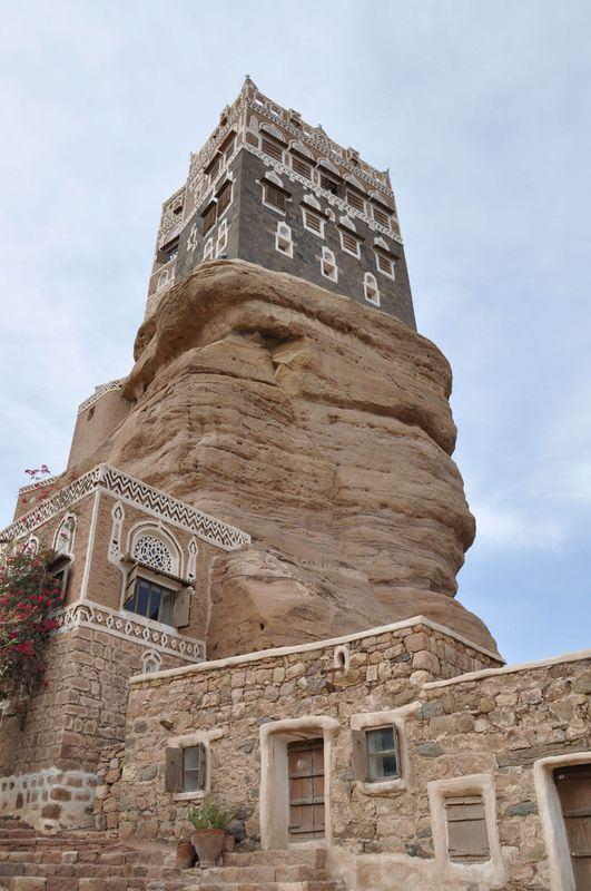 Eski Sana ehri sadece "gkdelenleri" ile deil Osmanl camileri ve ''slam'n 3'nc mescidi'' olma zelliini tayan Cami'l Kebir (Ulu cami) gibi yaplarla da dikkati ekiyor.