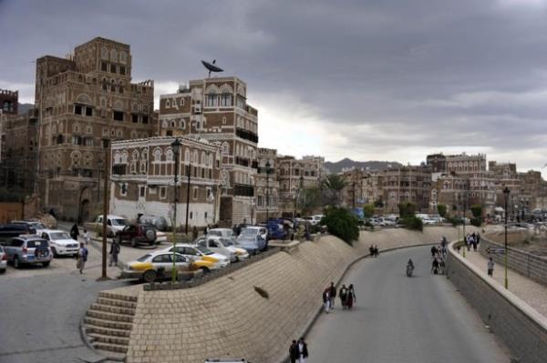 Yemen'in Dnya Kltr miras sadece Sana'daki yaplarla snrl kalmyor. Arap corafyasnda sk sk radikal eilimli rgtlerin iddetine maruz kalan tarihi eserler, Yemen'de de ayn kaderi yaama tehlikesi altnda.    El Kaide rgtnn kontrol altnda olan Hadramevt vadisindeki, gerek Arap gerekse slam eserleri de bu tehdit altnda.    Hadramevt vadisindeki ibam blgesinde bulunan ve batllarn "l'n Manhattan" dedii ibam gkdelenleri de ilgisizliin ardndan savan glgesinde korunmaya allyor.    Yine Hadramevt blgesinde bulunan Marib kentindeki Kralie Belks zamanndan kalan Ay ve Gne Tapnaklar ile eski Marib kenti de sava ve atmalarn muhtemel tehdidiyle kar karya.    Yemen'in ''kltr bakenti'' olarak kabul edilen Taiz kenti ve evresinde tarihi alanlar da yine sava ve atmalarn odanda kalyor. Tarihi boyunca tam 4 devlete ev sahiplii yapan Taiz'deki Resuli, Eyyubi, Osmanl ve Emevi gibi deiik dnemlerden gnmze kalan cami, kale, ktphane, medrese ve dier eserler de korunmay bekliyor.    Bir dnemin slam lim ve Kltr merkezi olan Taiz'e iki saat mesafedeki tarihi Zebit kenti de korunmay bekleyen nemli kltr miraslar arasnda yer alyor