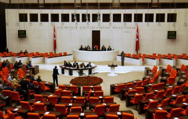 Kimi vekil daha nce garsonluk yaparken kimileri ise retmenlik yapm. Daha nce bir siyasi partimizde bakanlk grevini yrten bir isim ise iftilik yapm.