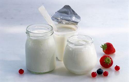 Probiyotik tketin  <br>  Daha ok midedeki bakterileri yok etmek iin tketilen probiyotikler en ok yourtta bulunuyor. Son dnemde yaplan aratrmalarda,  probiyotik gdalarn alerjik burun iltihabndan mustarip olan ocuklarn baklk sistemine iyi geldii anlald.