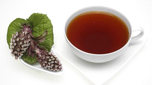 ksrk otunu kefetmenin tam vakti  <br>  Papatyagiller familyasnn iddial bir yesi olan ksrk otu tarih boyunca akcier hastalklarnn tedavisinde kullanlmtr. 2002 ylnda 125 hasta zerinde yaplan almada ba arsna, bahar nezlesine ve burun alerjisine iyi gelen ksrk otunun alerji ilalar gibi uyuuklua neden olmad ortaya kt. ksrk otunun tablet halini eczanelerde bulabilir ya da otu ay eklinde iebilirsiniz.