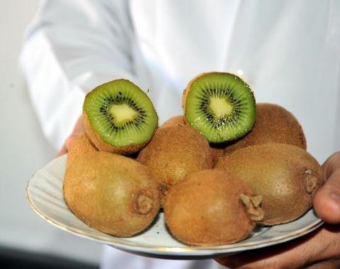 KV  <br>C vitamini deposudur, bir adet kivide gnlk alnmas gereken C vitamini ihtiyacndan fazlas vardr. Kivi DNA&#8217;y korur. Antioksidan zellii vardr. Kan ekeri kontrol iin yararldr. Kolon kanserinin engellenmesine yardmc olur, astma kar koruma salar. Kan inceltici zelliiyle kan phtlamas riskini nemli lde drr ve kandaki ya miktarn azaltr.