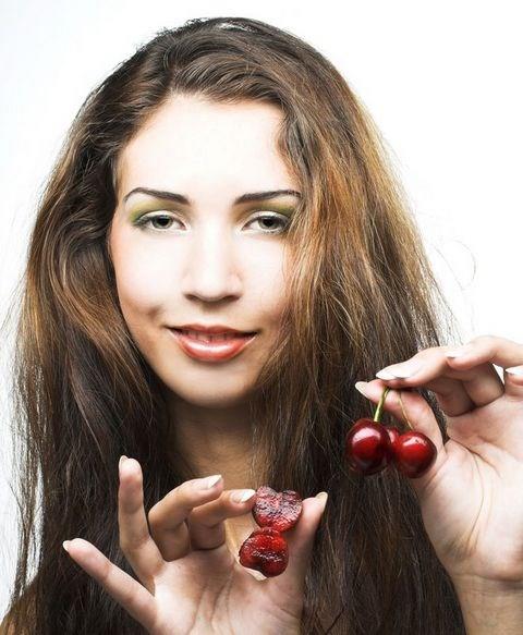 KRAZ<br>  Gl bir ar kesicidir. 20 kirazda 12- 25 miligram aras &#8220;antosiyanin&#8221; maddesi bulunur ve bu maddenin ar kesici etkisi, aspirinden on kat daha fazladr. Kolesterol ve kan ekerini drr. htiva ettii &#8220;flavanoidler&#8221; vcuttaki zehri temizler, antioksidan etki yapar. Kabzl giderir, nikotinin vcuttan atlmasna yardmc olur. Bbreklerin ta ve kum yapmasn nler ve varsa zamanla dker. Safra kesesi tann dklmesine de yardmc olur.