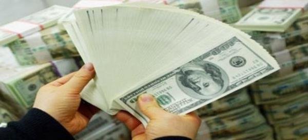 Kamyon'dan inen adamlar 1 milyar dolara yakn parann Saddam'n olu Kusay'n adamalarna verilmesini emreden Irak'n devrik lideri Saddam Hseyin imzal bir belgeyi banka alanlarna verdiler.