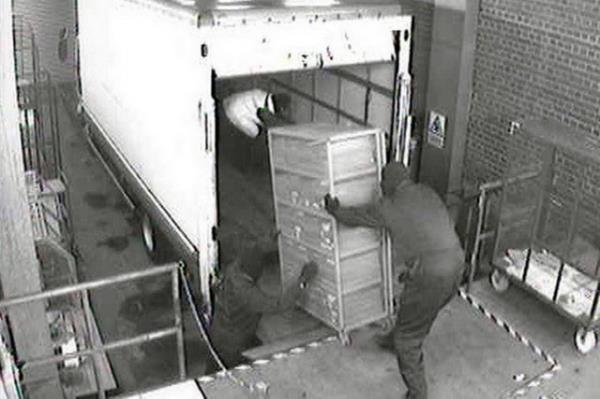 Kalanikof ve pompal tfekli soyguncular 14 depo alann da rehin aldlar. Kasay ap 53 milyon pounddan fazla paray alan soyguncular 14 alan ve Dixon ailesini kasaya kitleyip katlar.