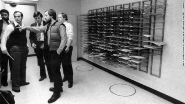 11 Aralk saat sabaha kar 3.12 'de kargo grevlisi Kerry Whalen, J.F.K. havalimannn kargo apronunda en son ald ykleme iinden dnerken aracnn nnn bir minibsle kesildiini grd. nip kontrol etmek istediinde kafasna bir silah dayand.