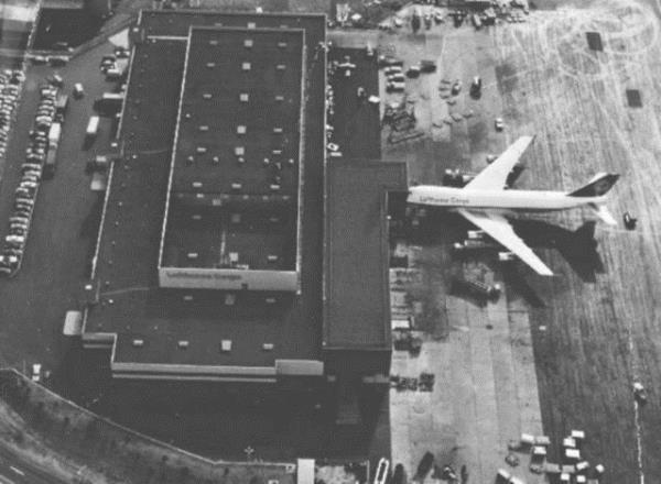 Silahl dier adamlar da Whalen'in yanna gelirken silahl adam, kargo grevlisinin czdann alp ailesinin resmini gsterdi ve "Ailenin nerede olduunu biliyoruz. Ters bir ey yaparsan adammz onlar ziyaret edecek. Bize yol gstereceksin" dedi.