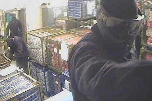 Olay yerine gelen Dixon'n kars ve 8 yandaki olunu da alkoydular ve mdre itaat etmesini yoksa ailesini ldreceklerini sylediler. aresiz Colin Dixon, soyguncularla depoya kadar gitti. Gece 01.00'de Dixon ailesi ve soyguncular depoya gelmiti.