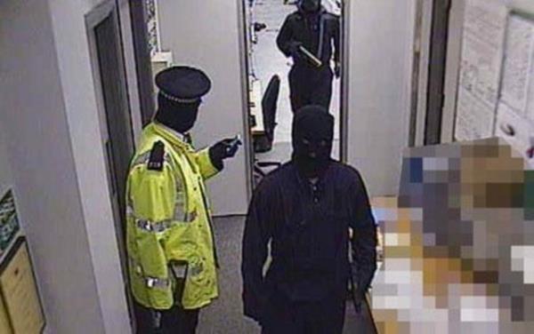 Memuru dinleyen Dixon'u polis aracnda kt bir srpriz bekliyordu. Zira polis memuru klna girmi soyguncular, Dixon'u etkisiz hale getirip ellerini kelepelemilerdi. Dixon'u rehin alan soyguncular, ailesini arayp babalarnn kaza geirdii syledi.