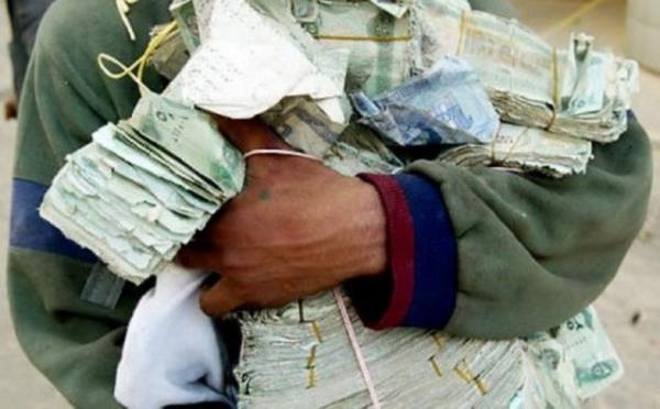 18 Mart 2003'te Irak' igal eden ABD gleri Badat'a doru ilerlerken, sabaha kar Irak Bankas'nn Badat genel merkezine onlarca kamyon yanat.