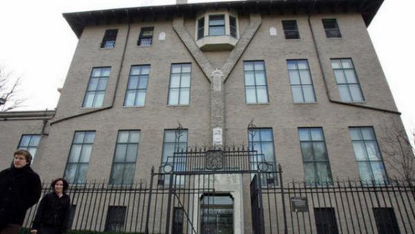 Dier grevli devriyesini bitirip gelince o da ayn akbete urad. Grevlilerden biri "bizi neden tutukluyorsunuz" diye sorunca polis "sizi tutuklamyoruz bu bir soygun. Uslu durursanz cannz yanmaz" diyerek gvenlik grevlerini balad.