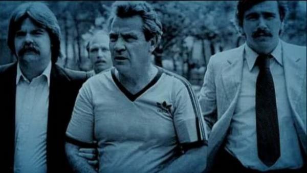 Grlty duyup neler olduunu kontrol etmeye gelen kargo grevlisi Rolf Rebmann' kelepeleyip etkisiz hale getiren 6 maskeli silahl soyguncu, 2 rehinelerini de yanlarna alarak labirent gibi kargo terminali iinde yola koyuldular.