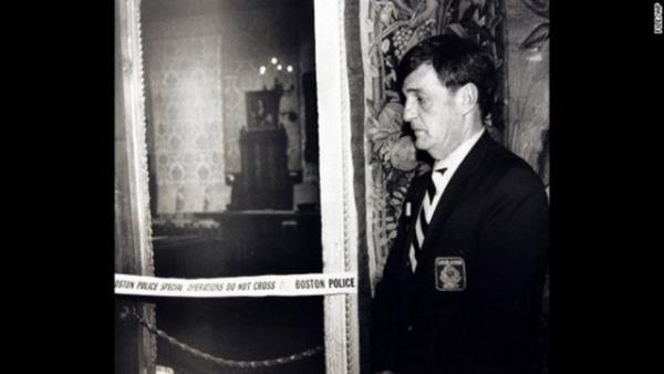 Biri binann gvenlik merkezinde masa banda otururken dieri ise devriye geziyordu. Aniden polislerden biri, masada oturan grevliye "Sende sra d olan bir eyler var duvara dn ve ellerini bann stne koy" dedi.