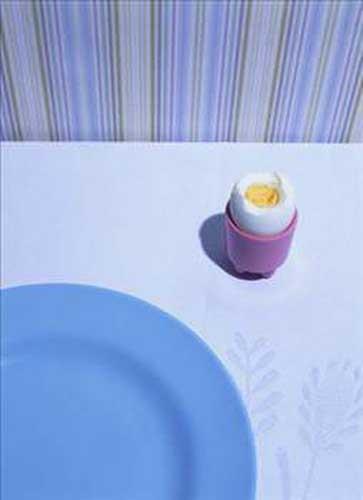 Yumurta, ayrca A, D, E vitaminleri, thiamin, niacin, riboflavin, demir ve fosfordan oluan 11 temel gday temin eder. Yemeklerinize koyacanz birka yumurta (60-90 gr) balk veya beyaz et yerine geebilir.