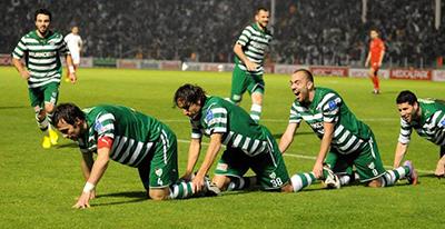 Belgesel sonras "timsah"a dnd  <br>  Bir timsahn, boa yedii grntleri izleyen Keskin, yapt grmeler sonucu ``yeil inciler`` olan semboln ``timsah`` olarak deitirilmesini salad. Bursa`da timsah isminin gndeme getirilmesinin ardndan yeil-beyazllarn Ugandal golcs Majit Mususi, Intertoto Kupas`nda att goln sevincini arkadalaryla ``timsah yry`` yaparak kutlamt.