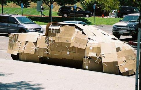 Kartonlarla kaplanan bir araba
