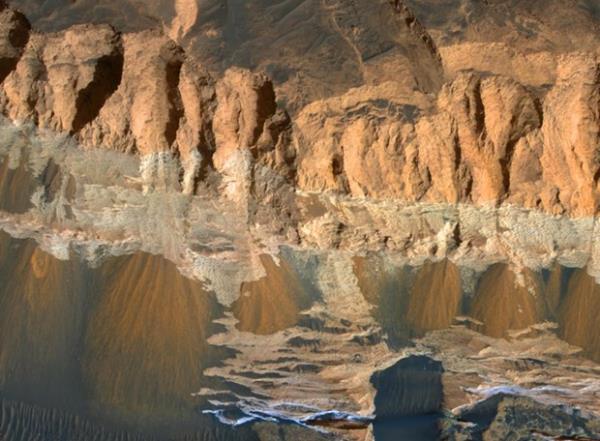 ABD'deki Arizona niversitesi'ndeki ekip tarafndan kontrol edilen NASA'nn 'Mars Reconnaissance Orbiter' isimli arac, 2006'dan beri Kzl Gezegen hakknda bilgi topluyor.