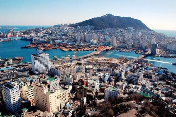 <p><b>15 - Busan, Gney Kore</b></p>     Seoul'n ardndan ikinci en byk ehir olan Busan Metropolitan ehri zellikle deniz sporlar konusunda nldr. Dnyann en youn beinci limanna sahip olan ehrin trafii de olduka youn, ticareti de. 88 gkdelen yeterli gelimilii iaret etmiyor mu sizce de?