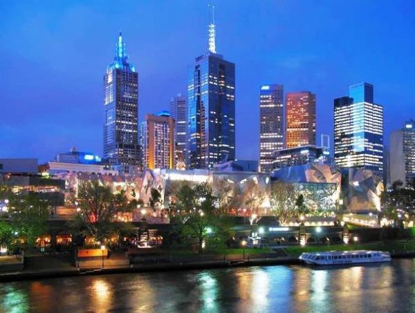 <p><b>23 - Melbourne, Avustralya</b></p>     Avustralya'daki en kalabalk ehir olan Melbourne ayn zamanda hemen hemen btn nl iletmelerin de toplanma yeridir. 69 Gkdelen ehri sslemeye yetmi. En bykleri ise 297 metrelik Eureka Kulesi.